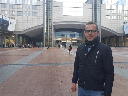 Ole Christiansen foran EU-parlamentet i Bruxelles